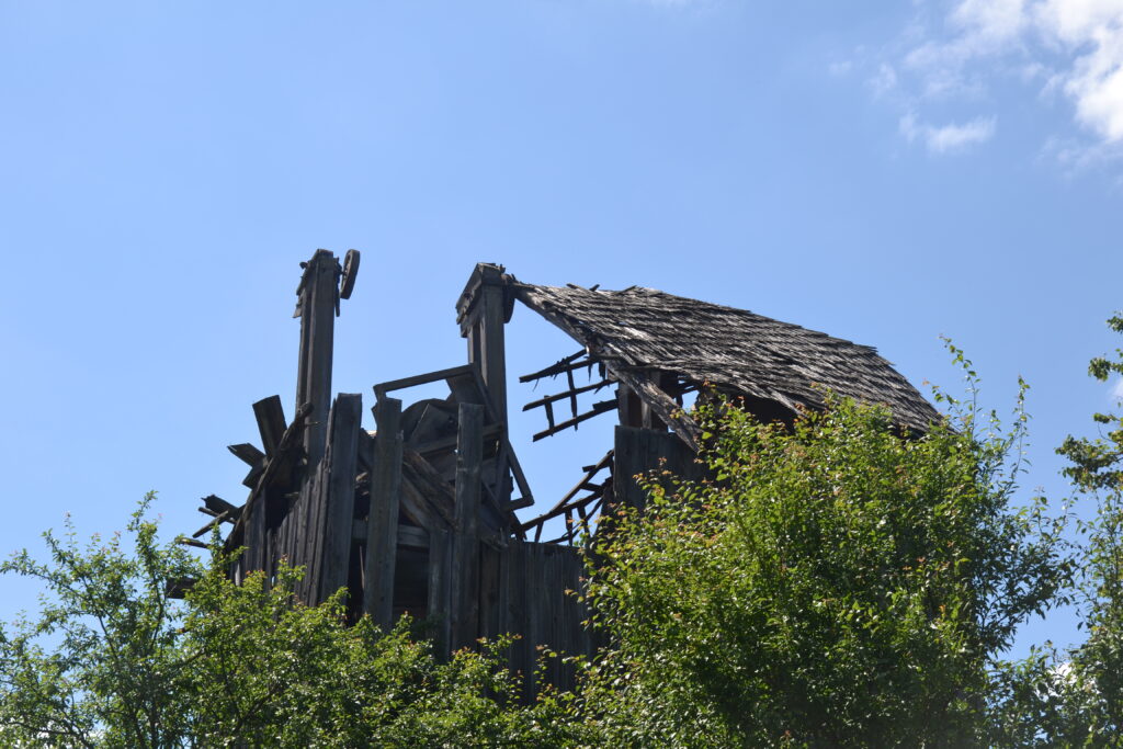 dach i fragment ściany rozpadającego się drewnianego wiatraka