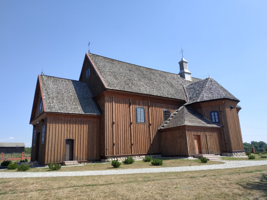 Drewniany kościół w pełnym słońcu