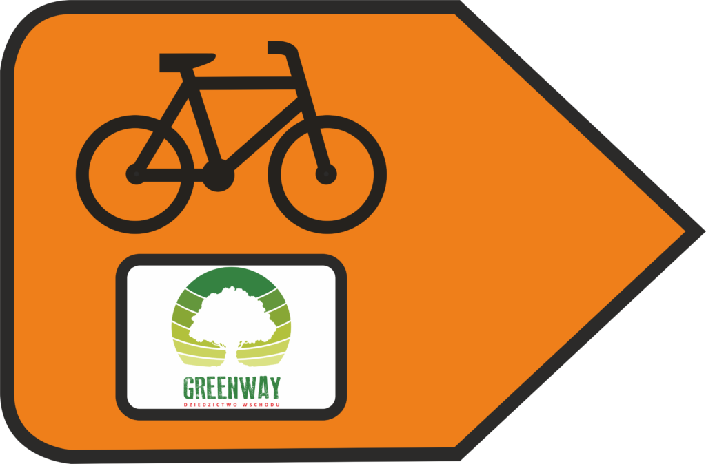 Znak szlaku rowerowego: pomarańczowy kwadrat z grotem strzałki w prawo, na górze czarny rower poniżej logotyp szlaku: stylizowane drzewo i napis: Greenway dziedzictwo wschodu